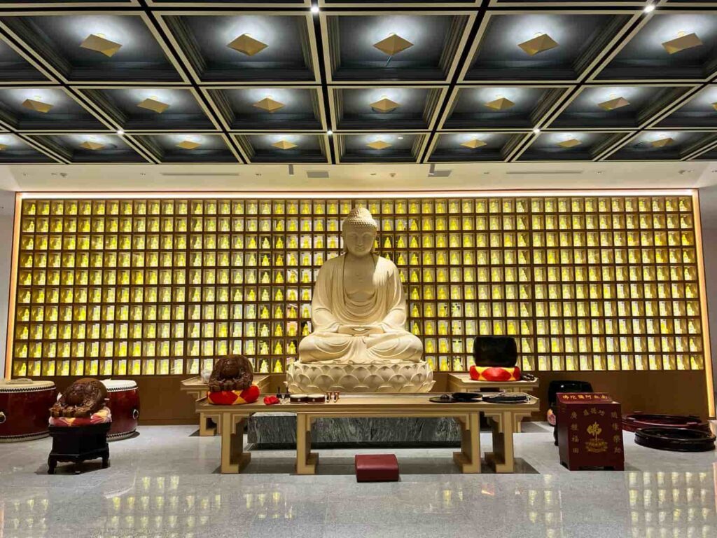 lin-san-temple-lobby